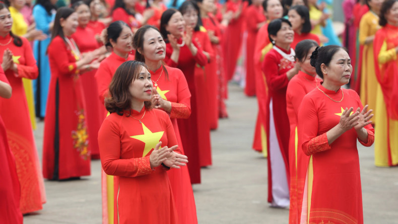 Through this event, the traditional Ao Dai is being honoured as a symbol of the gentle and elegant beauty of Vietnamese women.