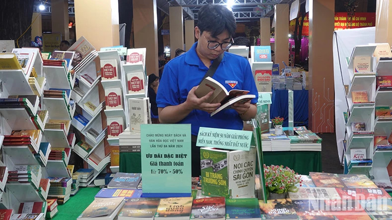 Young visitors explore book stalls at the third Vietnam Book and Reading Culture Day in Ho Chi Minh City. (Photo: Manh Hao) Young visitors explore book stalls at the third Vietnam Book and Reading Culture Day in Ho Chi Minh City. (Photo: Manh Hao)