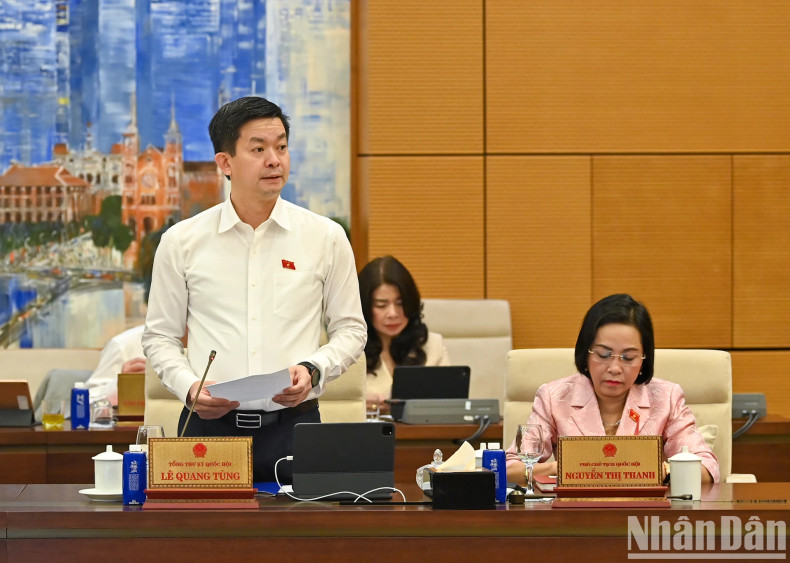Secretary-General of the National Assembly and Chairman of the National Assembly Office Le Quang Tung delivers the opening remarks.
