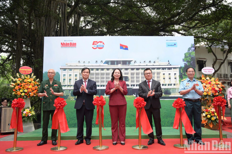The delegates cut the ribbon to open the exhibition.