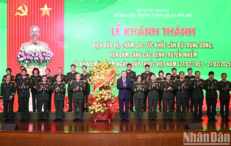 General Secretary To Lam presents congratulatory flowers. General Secretary To Lam presents congratulatory flowers.