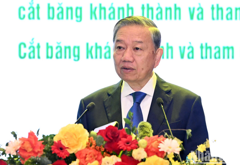 General Secretary To Lam delivers a speech at the ceremony. General Secretary To Lam presents congratulatory flowers. General Secretary To Lam delivers a speech at the ceremony. General Secretary To Lam presents congratulatory flowers.