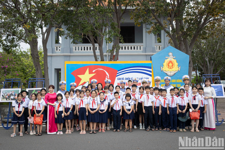 The exhibition once again reaffirms Vietnam’s sovereignty over the Hoang Sa and Truong Sa archipelagos, highlighting the achievements of the Vietnam People’s Navy over the past 70 years of building, fighting, triumphing, and advancing toward modernisation.