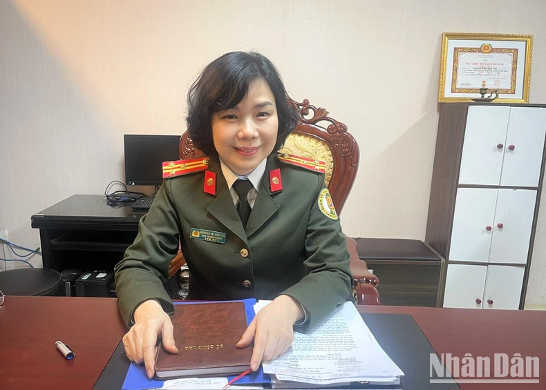 Senior Lieutenant Colonel Nguyen Thi Linh Chi, Deputy Head of the Immigration Management Office, Hanoi Police. Senior Lieutenant Colonel Nguyen Thi Linh Chi, Deputy Head of the Immigration Management Office, Hanoi Police.