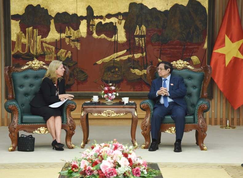 Prime Minister Pham Minh Chinh welcomes Mariam J. Sherman, WB Country Director for Vietnam, Cambodia and Laos.