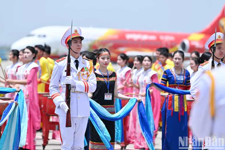 Welcoming Chinese Party General Secretary and President Xi Jinping and the high-ranking Chinese delegation at the airport are special drum performances and welcoming dances by young women in costumes representing Vietnamese ethnic groups.