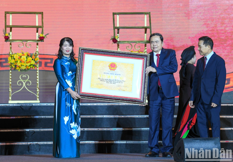 National Assembly Chairman Tran Thanh Man presenting the certificate recognising the Memorial House of Le Quang Dao as a National Relic. National Assembly Chairman Tran Thanh Man presenting the certificate recognising the Memorial House of Le Quang Dao as a National Relic.