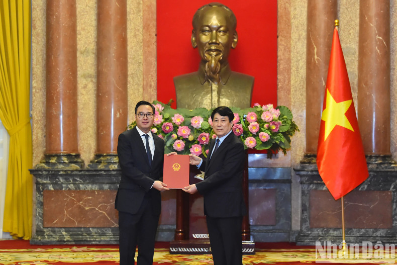 President Luong Cuong presents the Decision on conferring the title of Ambassador of the Socialist Republic of Vietnam, Level I, to Deputy Director and Deputy Chief of the Ministry of Foreign Affairs’ Office Ngo Toan Thang.