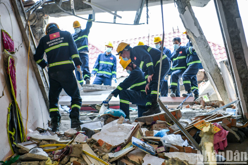 The Vietnamese People’s Army engineers have been working tirelessly to locate victims trapped under the collapsed floors, using hydraulic drills and cutters.