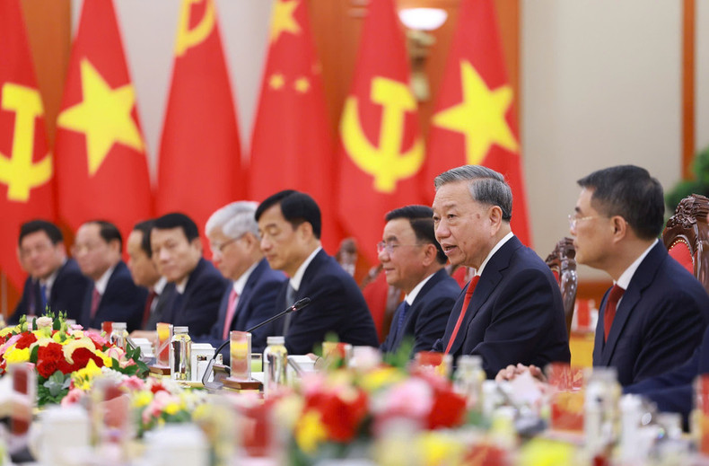 Party General Secretary To Lam and members of the Vietnamese high-level delegation at the talks.