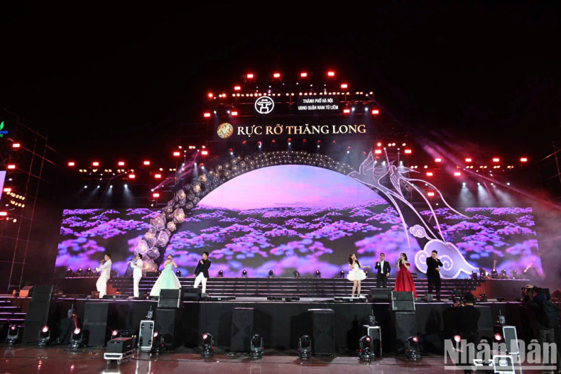 On the evening of January 28, the Ruc Ro Thang Long took place at My Dinh National Stadium, featuring a spectacular lineup of performances.