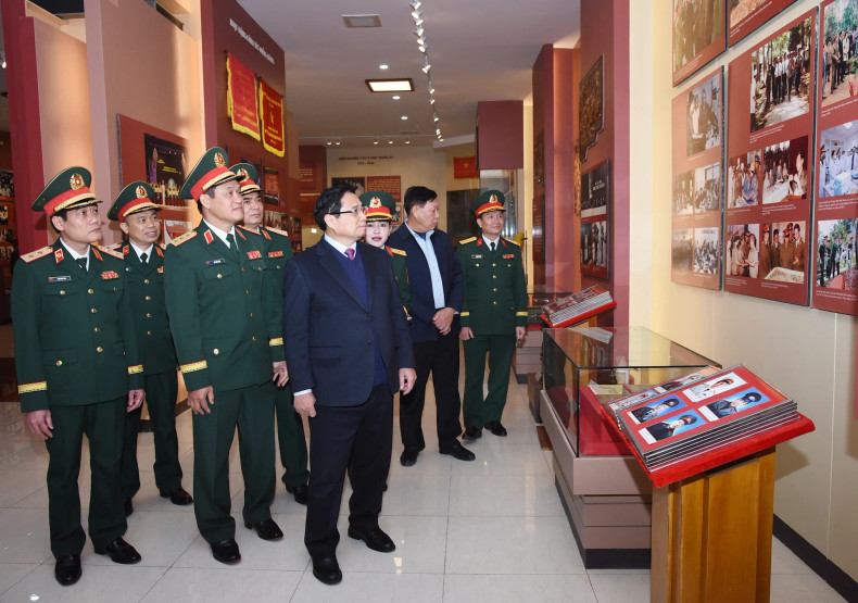 Prime Minister Pham Minh Chinh visits the traditional room of the Military Medical Academy. Prime Minister Pham Minh Chinh visits the traditional room of the Military Medical Academy.