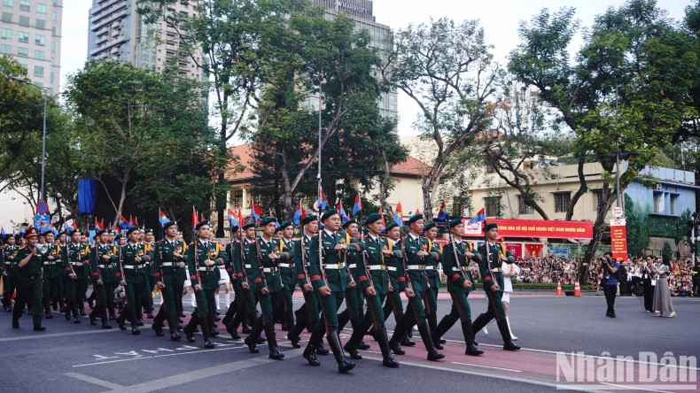 From 5 PM, roads around central Ho Chi Minh City such as Le Duan, Pham Ngoc Thach, and Nam Ky Khoi Nghia are packed with people waiting for the rehearsal parade ahead of the grand celebration on April 30.