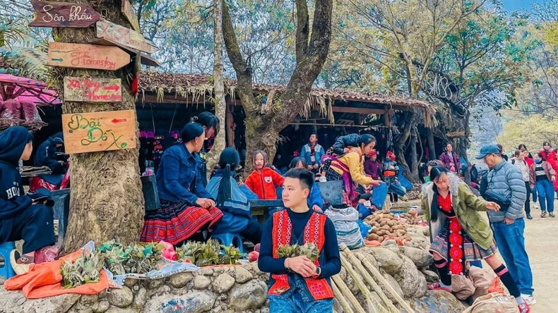 Visiting Sin Suoi Ho on a Saturday or Sunday, visitors can experience the market in the village. Visiting Sin Suoi Ho on a Saturday or Sunday, visitors can experience the market in the village.