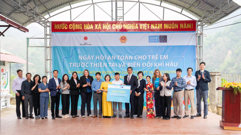 Japanese Ambassador Ito Naoki, his wife and UNICEF Representative Silvia Danailov, visit Kim Cuc Primary School, Bao Loc District, Cao Bang Province. (Photo: IOM)
