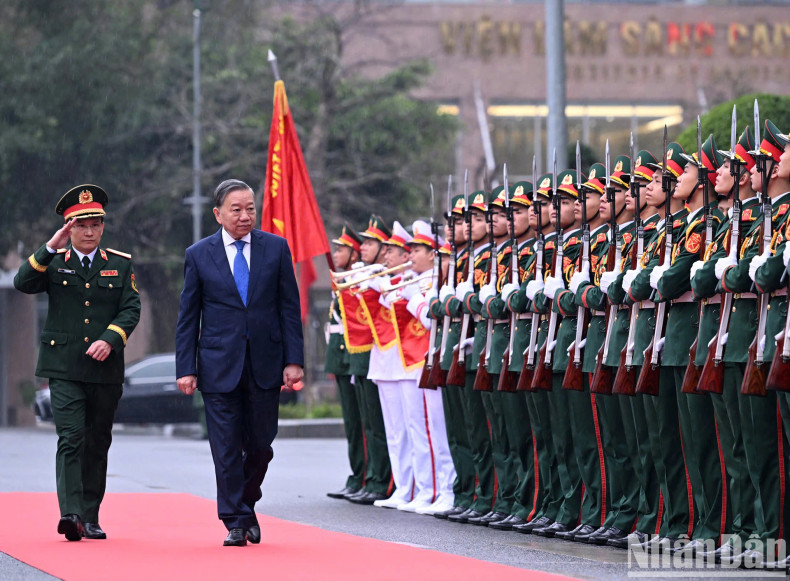 General Secretary To Lam reviews the honour guard at the ceremony. General Secretary To Lam reviews the honour guard at the ceremony.