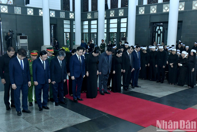 The delegation of the Party Committee, authorities, and people of Quang Ngai Province pays tribute to Comrade Tran Duc Luong. The delegation of the Party Committee, authorities, and people of Quang Ngai Province pays tribute to Comrade Tran Duc Luong.
