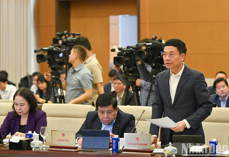 Minister of Science and Technology Nguyen Manh Hung presents a summary of the draft amended Law on Atomic Energy.