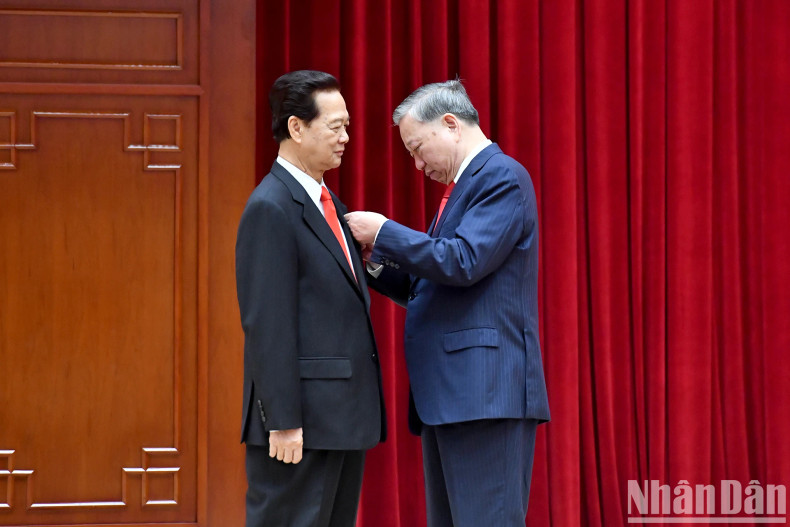 General Secretary To Lam presents the Gold Star Order to former Prime Minister Nguyen Tan Dung General Secretary To Lam presents the Gold Star Order to former Prime Minister Nguyen Tan Dung