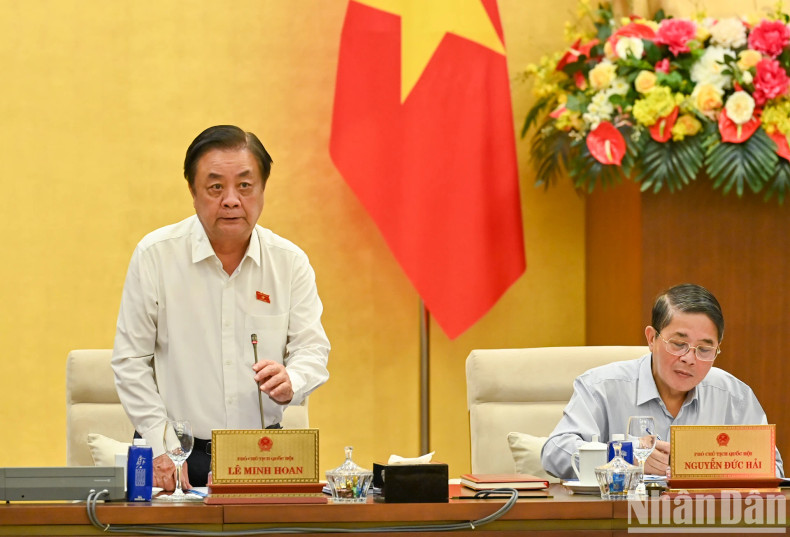 Chairman of the NA’s Committee on Science, Technology and Environment Le Quang Huy delivers a summary of the appraisal report on the draft amended Law on Atomic Energy.