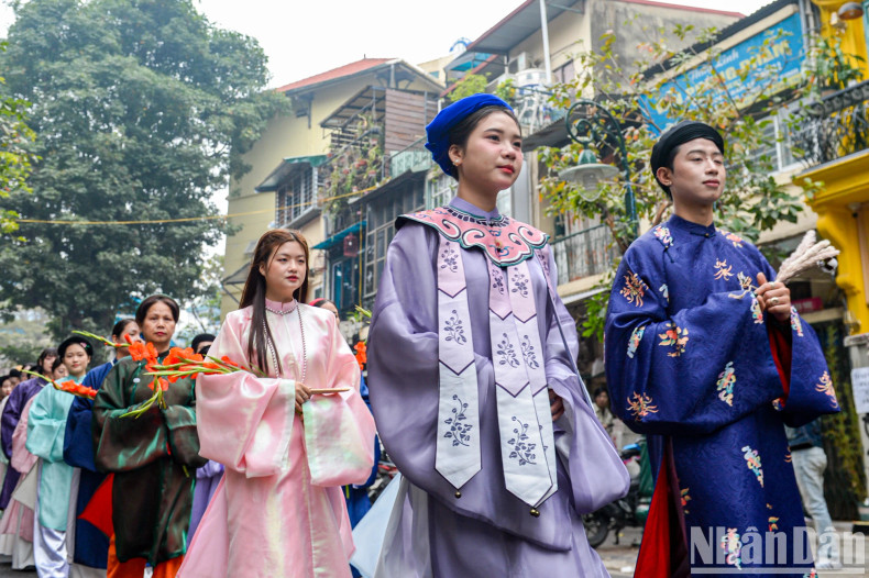 The parade features hundreds of costumes from historical dynasties such as the Ly, Tran, Le, and Nguyen, creating a colourful cultural tapestry of Vietnam. The parade features hundreds of costumes from historical dynasties such as the Ly, Tran, Le, and Nguyen, creating a colourful cultural tapestry of Vietnam.