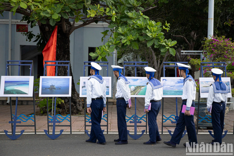 A highlight of the exhibition is the display of 50 press photographs captured by members of the Hanoi Photojournalist Club from 2009 until present.
