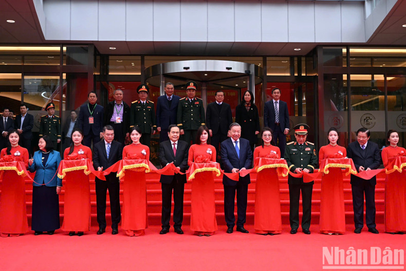 General Secretary To Lam, National Assembly Chairman Tran Thanh Man, and other Party and State leaders perform the inauguration of the Institute for Health Protection of Central Officials. General Secretary To Lam, National Assembly Chairman Tran Thanh Man, and other Party and State leaders perform the inauguration of the Institute for Health Protection of Central Officials.