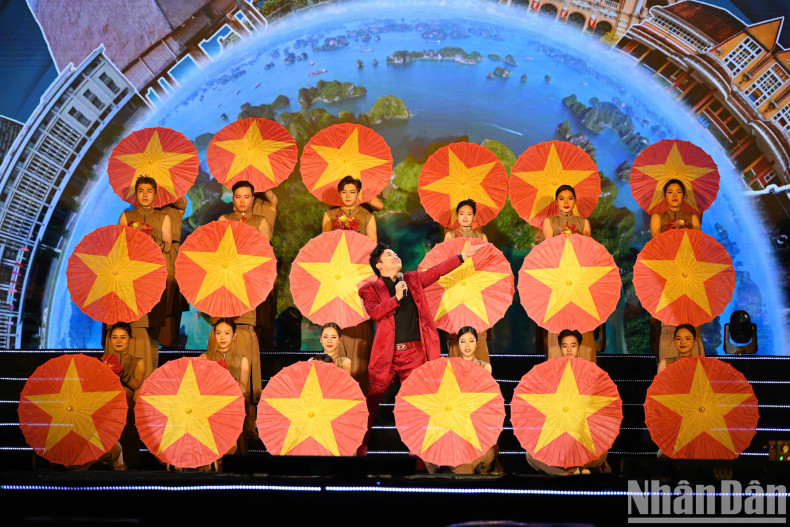 His performance of ‘Tai sinh’ (Rebirth) left a powerful impression on the audience, cementing his status as a true divo of the Vietnamese music scene.