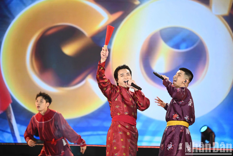 In a delightful surprise, Soobin and Cuong Seven donned traditional attire to perform ‘Trong com’ (Rice Drum) and ‘Ngoi tua man thuyen’ (Sitting by the boat’s side) in a modern folk style.