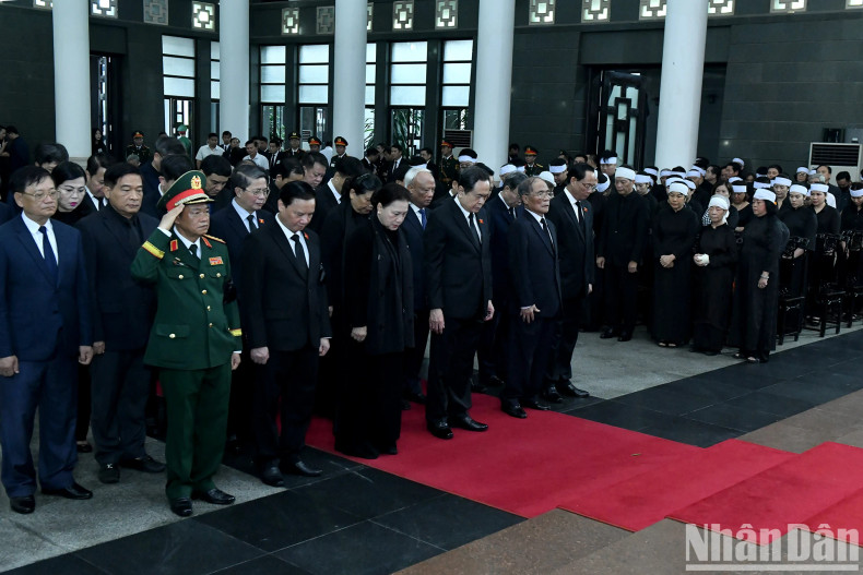 The National Assembly delegation, led by Politburo member and National Assembly Chairman Tran Thanh Man, pays tribute to Comrade Tran Duc Luong. The National Assembly delegation, led by Politburo member and National Assembly Chairman Tran Thanh Man, pays tribute to Comrade Tran Duc Luong.