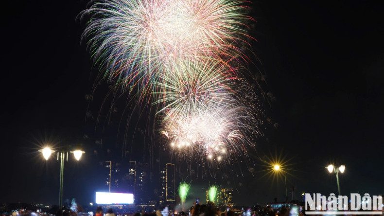 The artistic fireworks show brings joy and excitement to both locals and tourists, marking the new year with anticipation and celebration. The artistic fireworks show brings joy and excitement to both locals and tourists, marking the new year with anticipation and celebration.