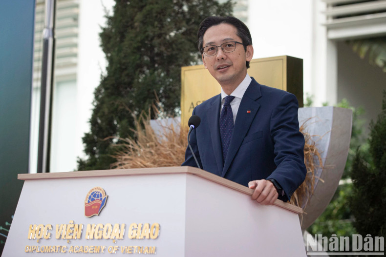 Deputy Minister of Foreign Affairs Do Hung Viet delivers a speech at the opening ceremony of the photo exhibition.