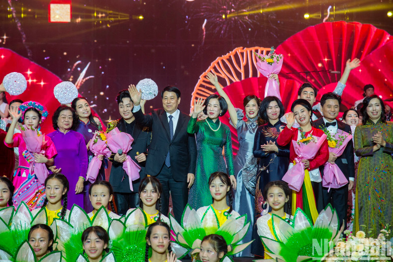 President Luong Cuong and his spouse present flowers and congratulate artists attending the art programme. President Luong Cuong and his spouse present flowers and congratulate artists attending the art programme.