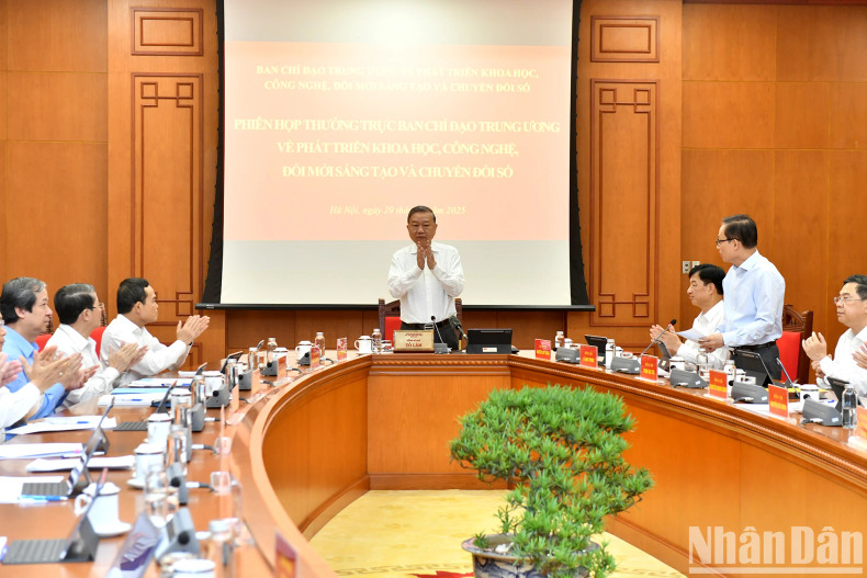 General Secretary To Lam chairs the meeting.