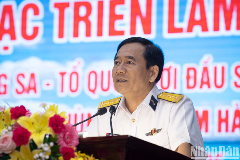 The event was held by Naval Region 4 Command in collaboration with the Navy’s Political Bureau, the Hanoi Photojournalist Club, and the National Archives Centre IV.