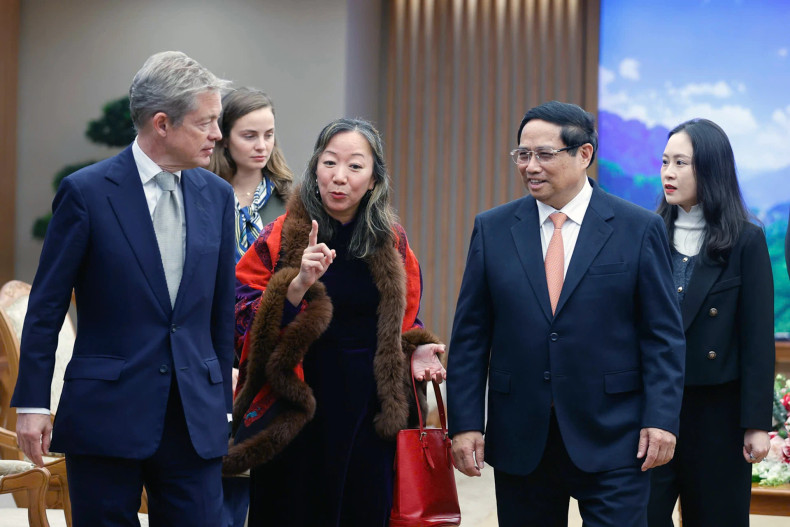 Prime Minister Pham Minh Chinh bids farewell to Nicolas Berggruen, Founder and Chairman of Berggruen Holdings and Berggruen Institute Prime Minister Pham Minh Chinh bids farewell to Nicolas Berggruen, Founder and Chairman of Berggruen Holdings and Berggruen Institute
