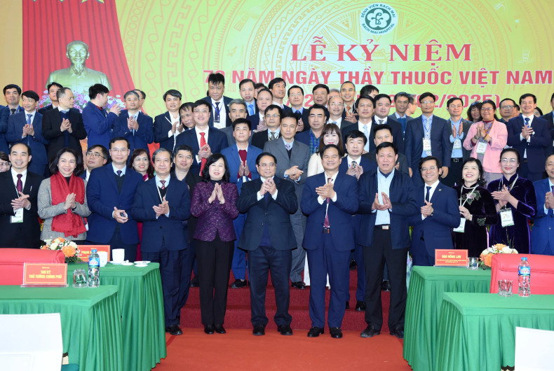 Prime Minister Pham Minh Chinh with doctors and nurses of Bach Mai Hospital. Prime Minister Pham Minh Chinh with doctors and nurses of Bach Mai Hospital.