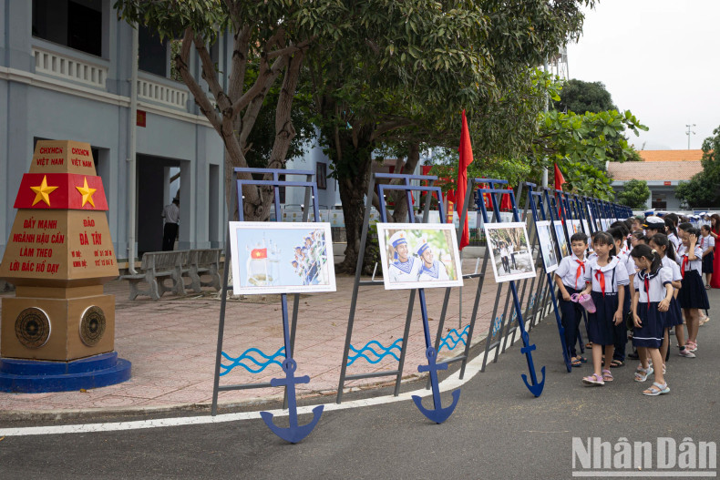 Students attend the exhibition.