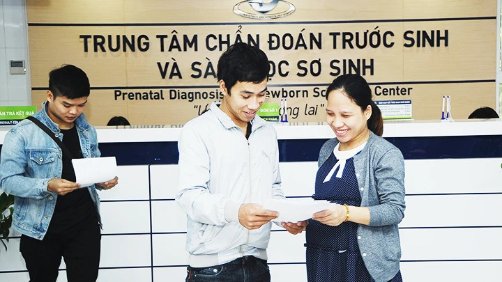 The joy of a young couple upon receiving their prenatal screening results. (Photo: HAI NAM)