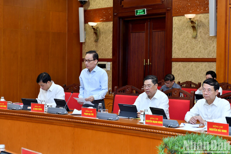 Le Hoai Trung, Secretary of the Party Central Committee and Chief of the Party Central Committee Office, addresses the session.