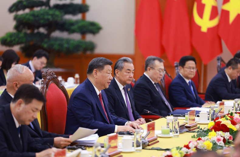 Chinese Party General Secretary and President of China Xi Jinping and members of the Chinese high-level delegation at the talks.