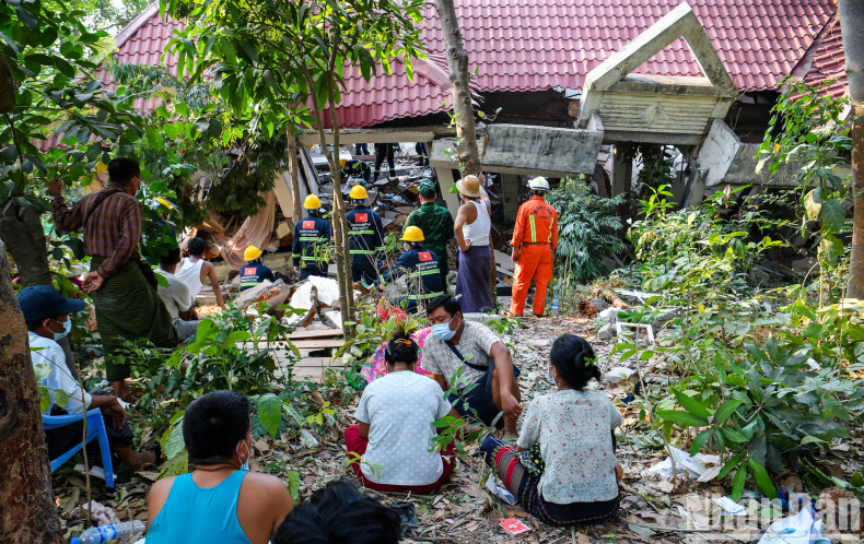 At the Bala Tidi residential area, Zabu Thiri District, Naypyidaw, the victims’ relatives have been waiting on-site for the past two days, anxiously hoping for search results.