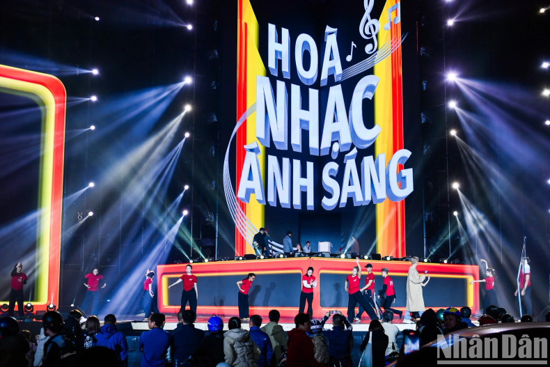 This programme serves as the opening event of the Hanoi International Light Festival 2025 and is expected to become an annual event eagerly anticipated by the public. The event is free to attend, ensuring everyone can enjoy and immerse themselves in the artistic atmosphere of the New Year celebration. This programme serves as the opening event of the Hanoi International Light Festival 2025 and is expected to become an annual event eagerly anticipated by the public. The event is free to attend, ensuring everyone can enjoy and immerse themselves in the artistic atmosphere of the New Year celebration.