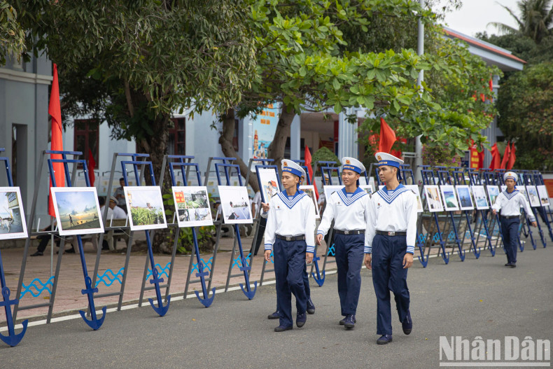 These images provide an intimate look into the resilience and dedication of those safeguarding Vietnam’s maritime sovereignty.