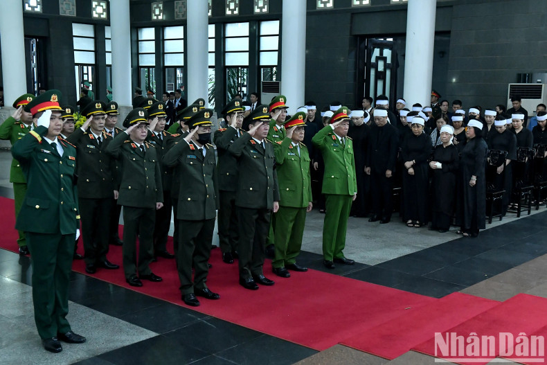 The Central Public Security Party Committee and Ministry of Public Security delegation pays tribute to Comrade Tran Duc Luong. The Central Public Security Party Committee and Ministry of Public Security delegation pays tribute to Comrade Tran Duc Luong.