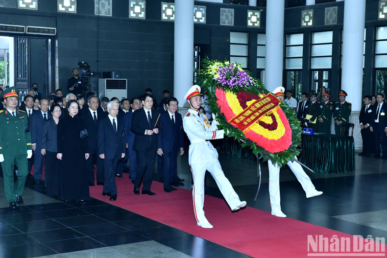 The Presidential delegation, led by Politburo member and President Luong Cuong, pays tribute to Comrade Tran Duc Luong. The Presidential delegation, led by Politburo member and President Luong Cuong, pays tribute to Comrade Tran Duc Luong.