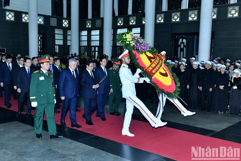 The Government delegation, led by Politburo member and Prime Minister Pham Minh Chinh, pays tribute to Comrade Tran Duc Luong. The Government delegation, led by Politburo member and Prime Minister Pham Minh Chinh, pays tribute to Comrade Tran Duc Luong.