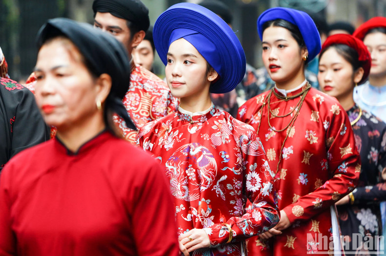 Over 400 participants dressed in traditional clothing walk through 16 streets and landmarks. Over 400 participants dressed in traditional clothing walk through 16 streets and landmarks.