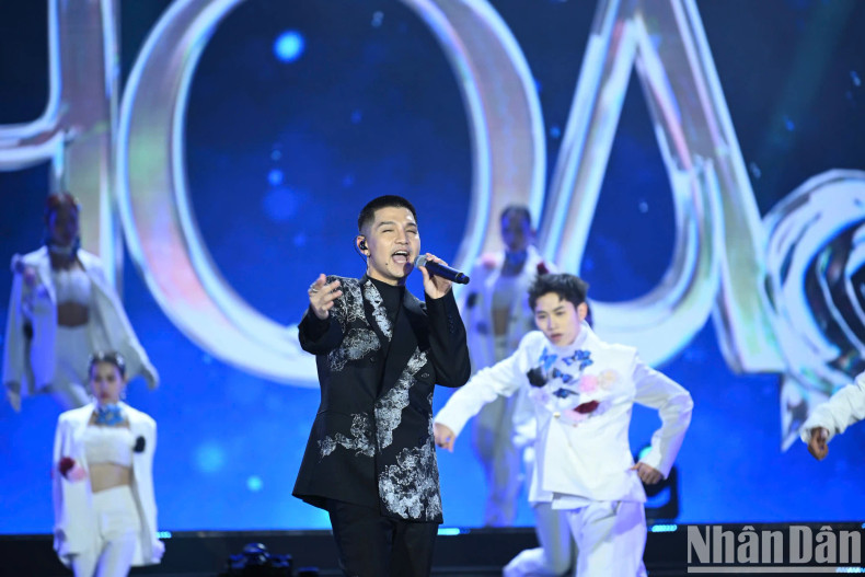 Cuong Seven deliveres a high-energy performance of the youthful hit Push Your Hand Up.