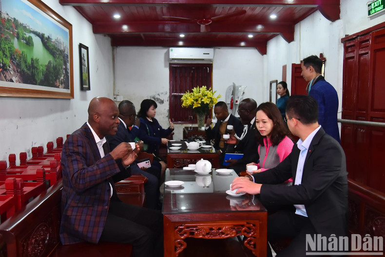 Togolese Foreign Minister Robert Dusse enjoys traditional Vietnamese green tea.